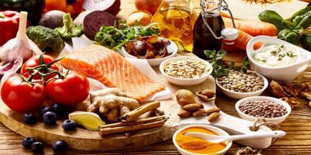 اینفوگرافیک / ۱۰ ماده غذایی سالم که مصرف بیش از حد آن آسیب‌رسان است