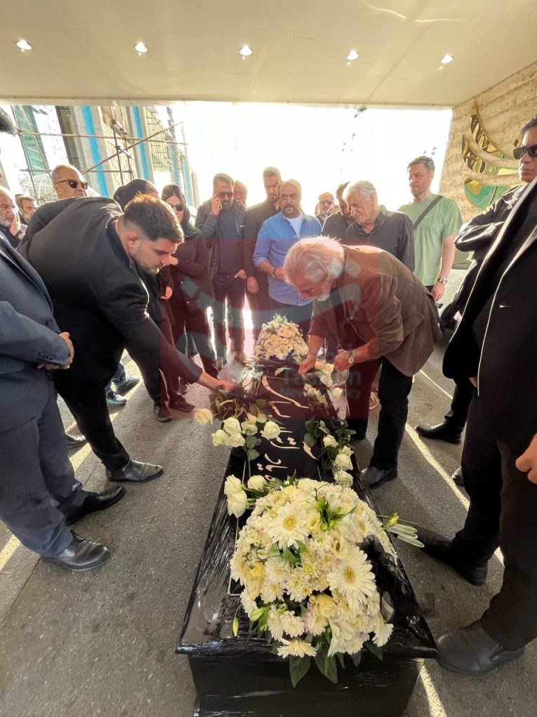 استقبال هنرمندان از پیکر آتیلا پسیانی در فرودگاه/ آقای بازیگر بعد از چند روز به ایران رسید + عکس- اخبار رادیو و تلویزیون - اخبار فرهنگی تسنیم 4 بازیگران , سینما , تئاتر , تلویزیون , عکس , فرودگاه بینالمللی امام خمینی ,