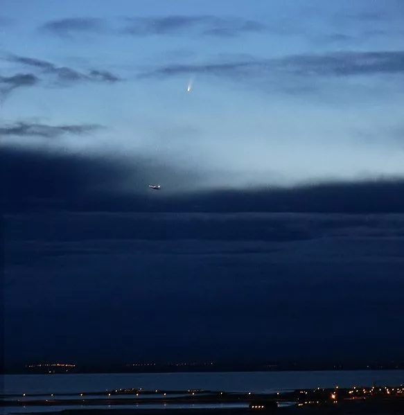 دنباله‌دار مک‌نات بر فراز شبه جزیره Reykjanes، ایسلند.