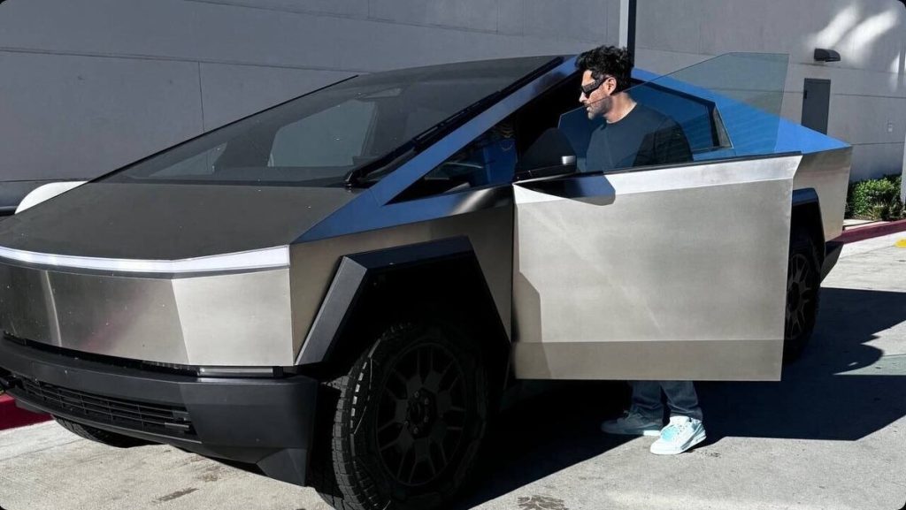 محمدرضا گلزار تسلا خرید؟ + عکس_راسخ