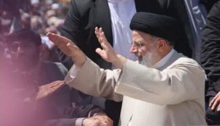 بنرهای اعتراضی مردم قم در استقبال از رئیسی +عکس