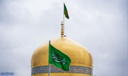 تصویر روح نواز از گنبد طلایی حرم امام رئوف