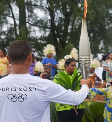 حرکتِ ماجراجویانه مشعل بازی‌های المپیک پاریس۲۰۲۴ + عکس_راسخ