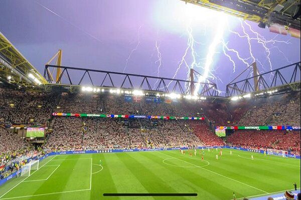 رعد و برق دیدار آلمان و دانمارک را متوقف کرد_راسخ