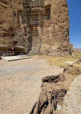 فرونشست‌ زمین در نقش رستم تا یک‌قدمی فاجعه + عکس