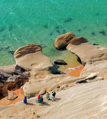 گردشگران در ساحل زیبای بندر مقام در هرمزگان_راسخ