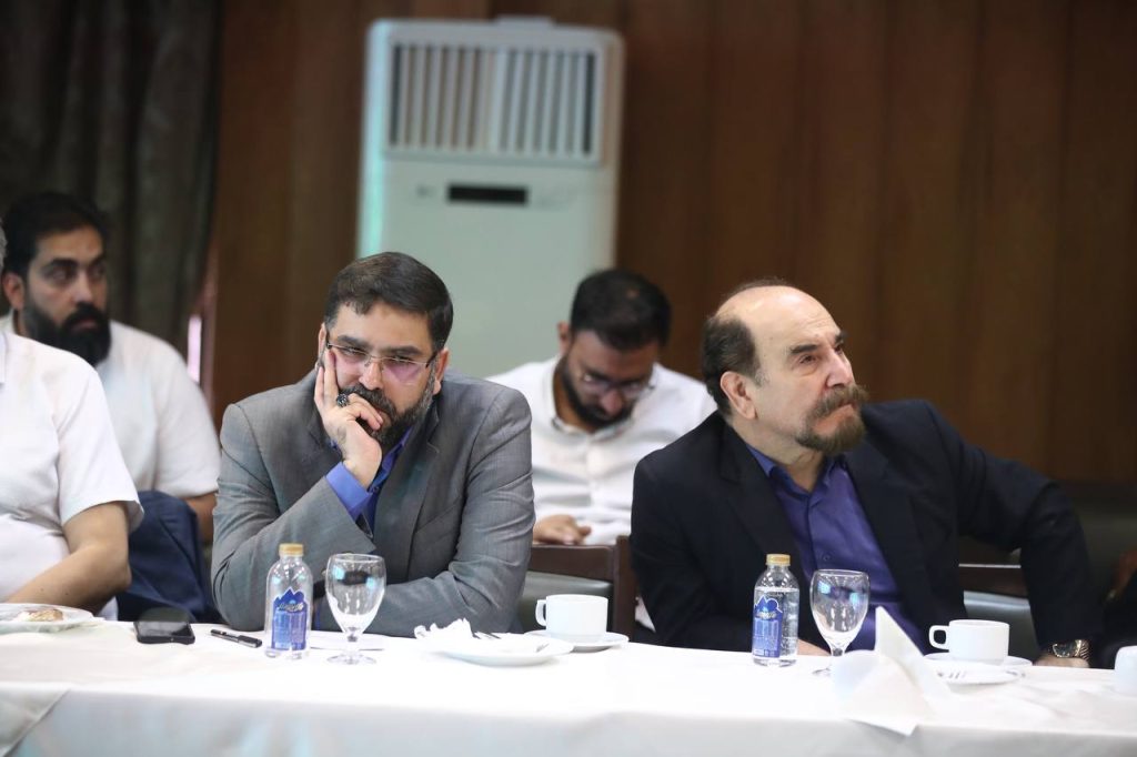 عکسی از مجری معروف تلویزیون در نشست امروز پزشکیان با اهالی فرهنگ و هنر_راسخ