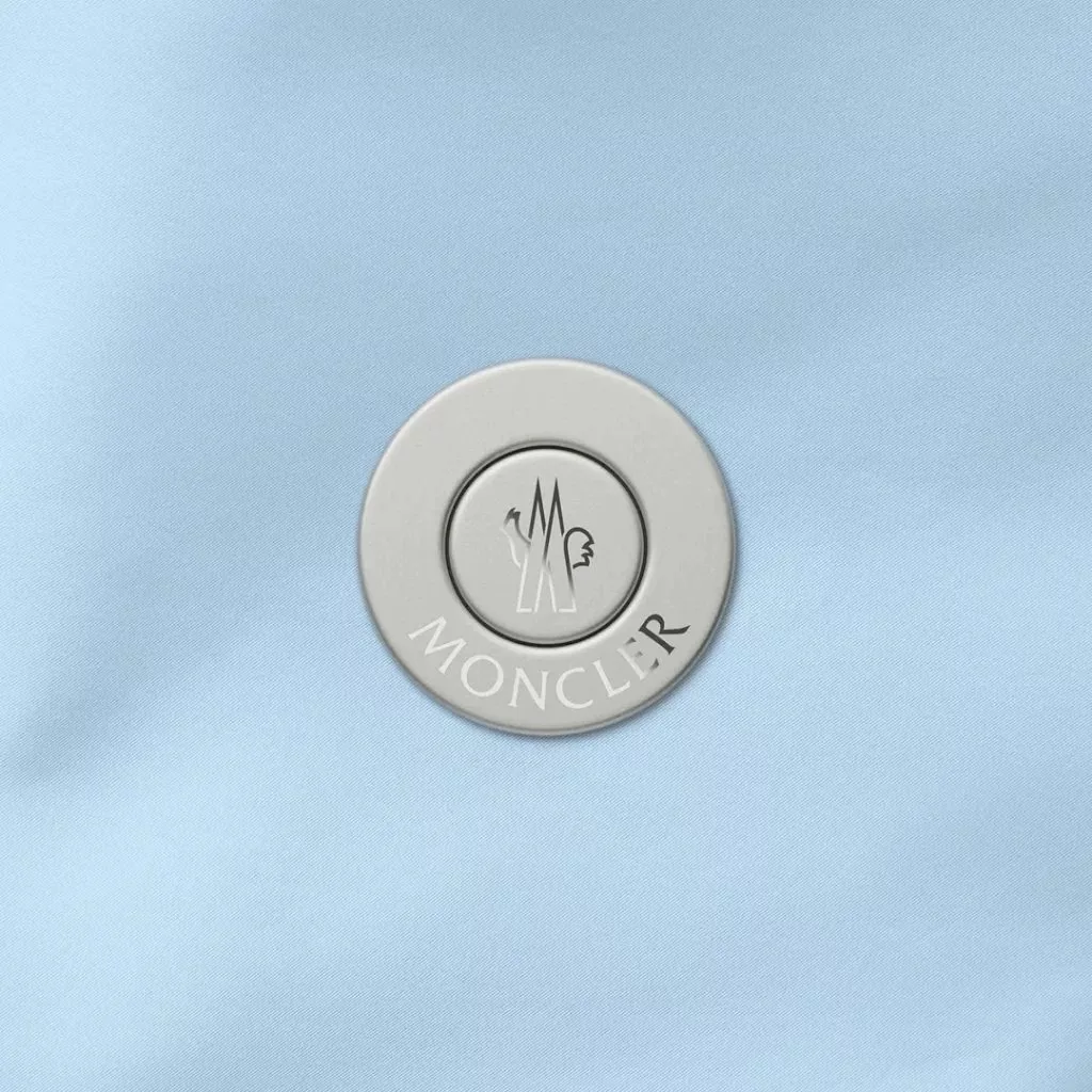 تاثییر تازه جانی آیو با همکاری برند مونکلر: ژاکتی با دکمههای خاص!_راسخ 6 طراحی دکمه برای ژاکت مونکلر