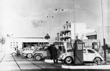 قابی از پمپ بنزین خیابانی در تهران اواسط دهه ۴۰ خورشیدی +عکس