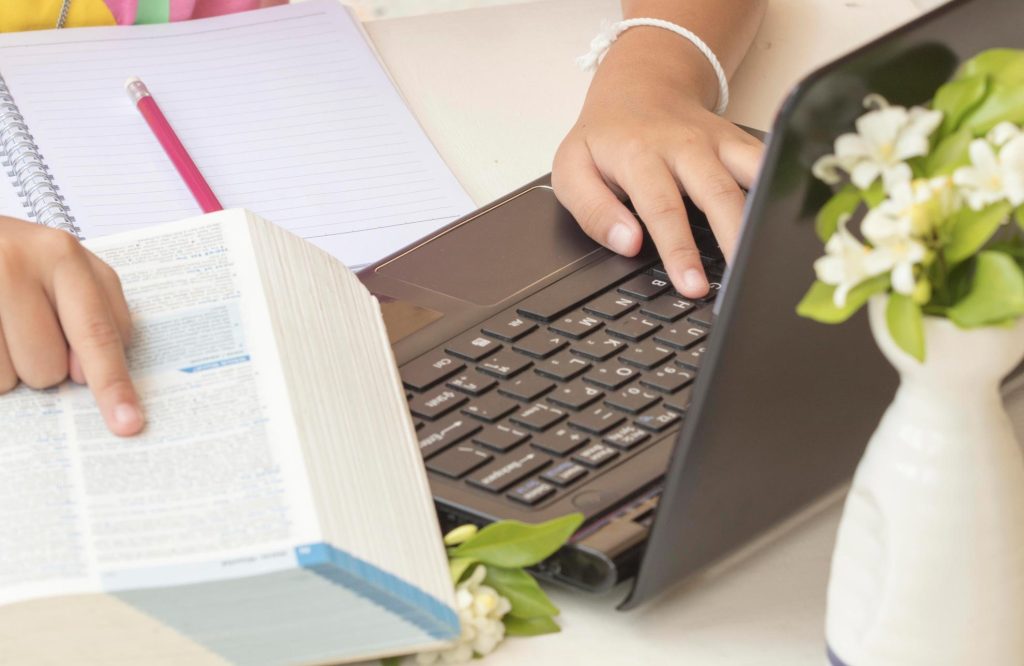 ترجمه مدارک به انگلیسی + نکات و هزینه های ترجمه