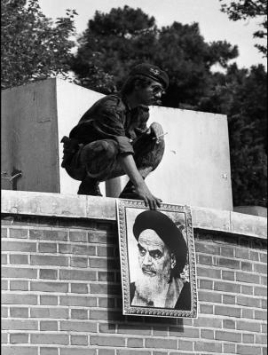 دیوار سفارت ایالات متحده‌ آمریکا در تهران ۱۳ آبان ۱۳۵۸