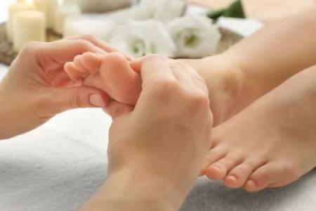 چرب کردن کف پا پیش از خواب به تنظیم سختی خون پشتیبانی می‌کند_راسخ